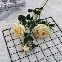 кустовая роза три шт на ветке айвори