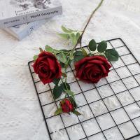 кустовая роза три шт на ветке красная