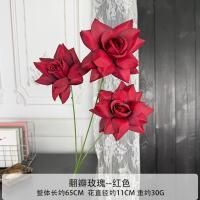 остролистная тройная роза красная