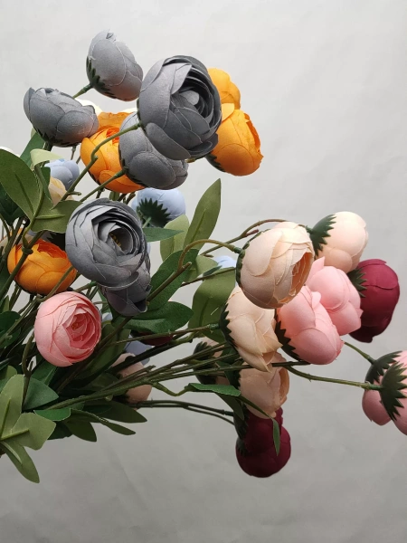 ветка ранункулюса белый