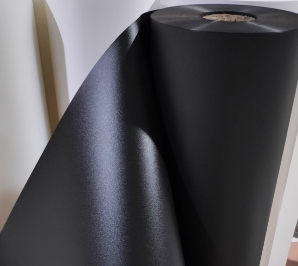 рулон матового черного пластика 3 м, толщина 0,5
